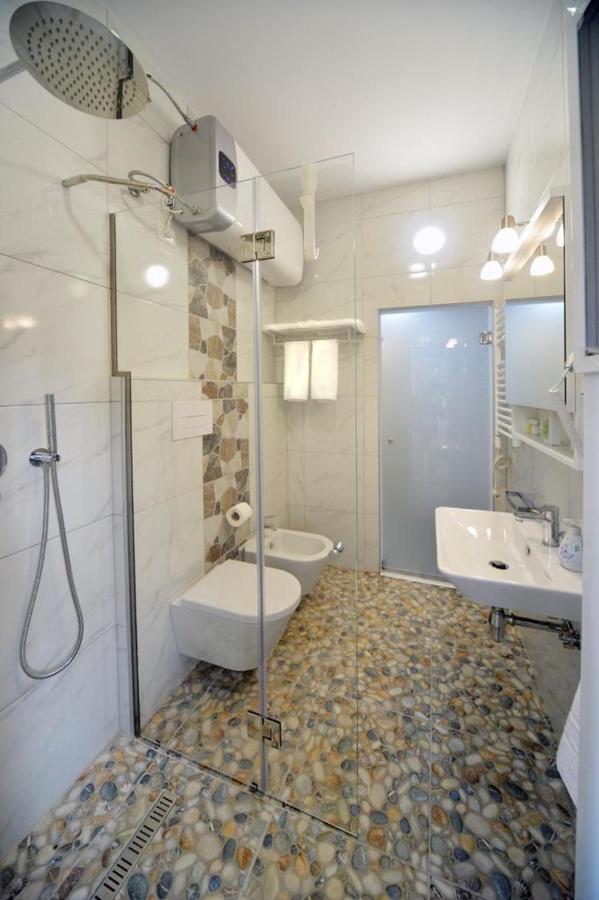 Konak Rooms L Skanderbeg Square ติรานา ภายนอก รูปภาพ